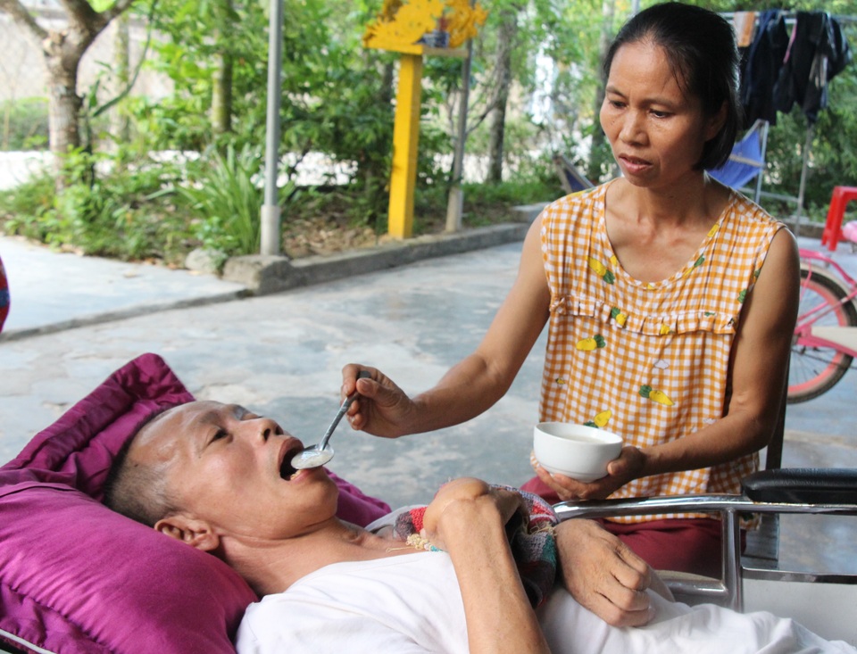 Thương người vợ ung thư gồng mình chăm chồng liệt giường, nuôi 2 con nhỏ - 6 Thương người vợ ung thư gồng mình chăm chồng liệt giường, nuôi 2 con nhỏ - 6