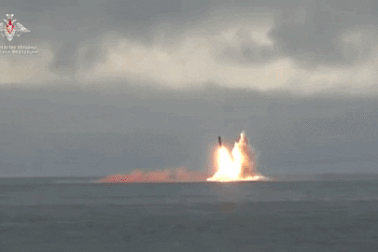 Tàu ngầm “quái vật biển” của Nga khai hỏa siêu tên lửa Bulava