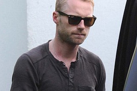 Ronan Keating xách hành lý rời khỏi nhà