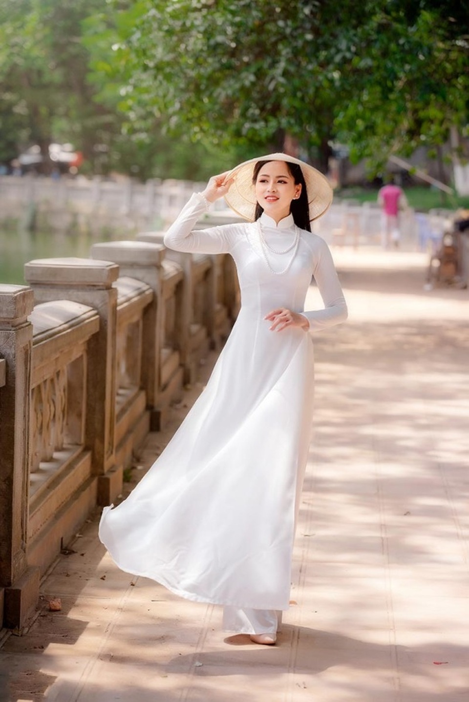 9X trường nghệ thuật khoe nét duyên dáng trong tà áo dài trắng - 3