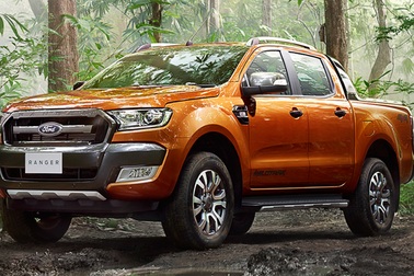 Toyota Hilux "trở lại", Ford Ranger lập kỷ lục