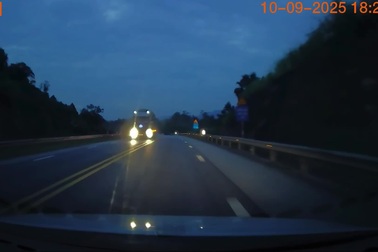 "Tóm gọn" ô tô quay đầu trên đường cao tốc cực nguy hiểm