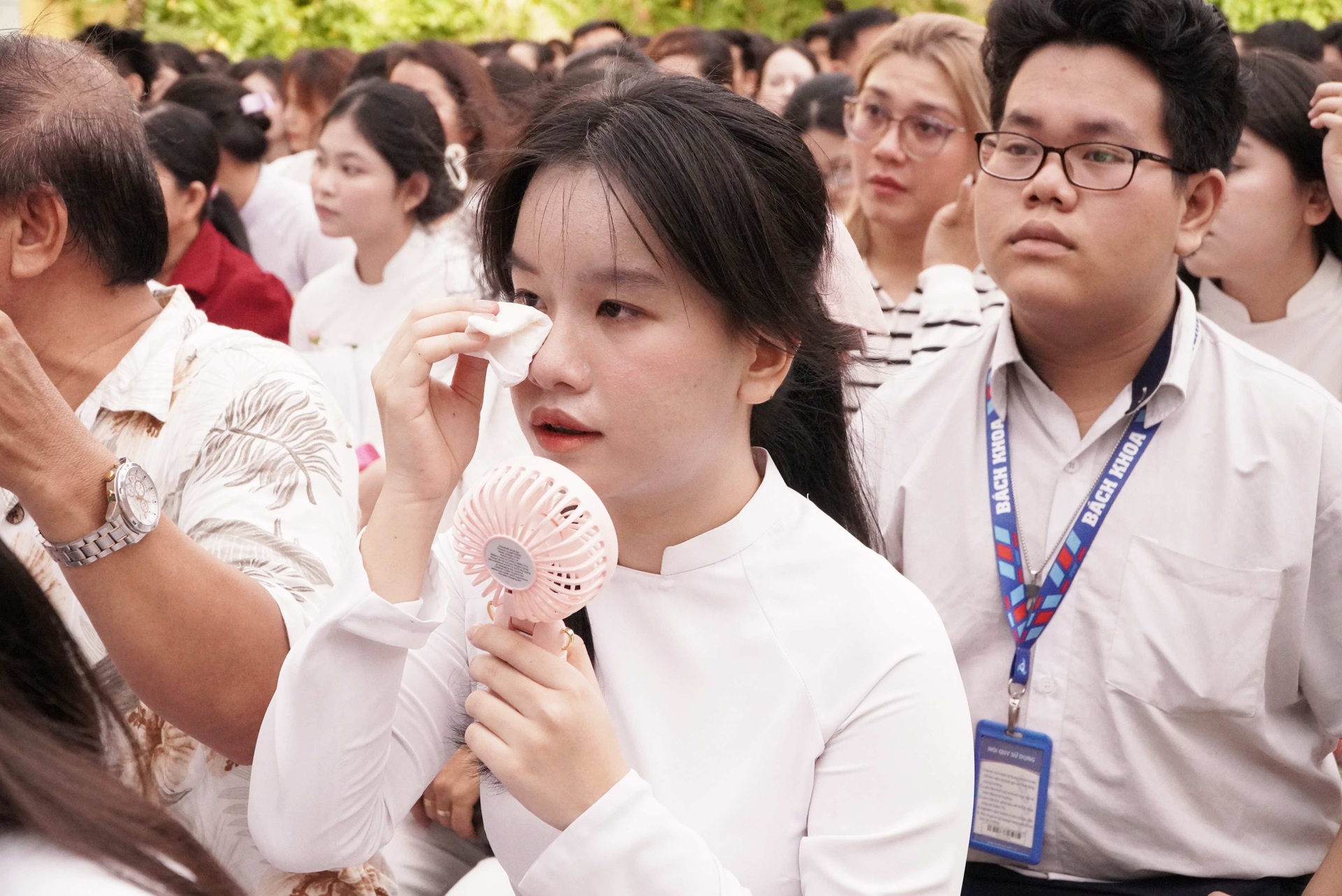 12학년 여학생, 감사식에서 눈물 터뜨려: 더 이상 혼자 있고 싶지 않아요... - 6 Nữ sinh lớp 12 bật khóc trong lễ tri ân: Em không muốn đơn độc nữa... - 6