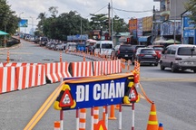 Cận cảnh ngày đầu cấm ô tô qua cầu Bình Triệu 1 ở TPHCM