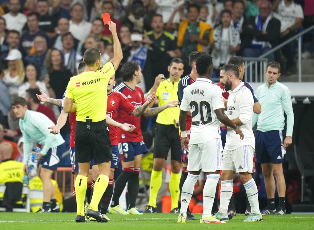 Benzema đá hỏng penalty, Real Madrid mất ngôi đầu bảng vào tay Barcelona - 4 Benzema đá hỏng penalty, Real Madrid mất ngôi đầu bảng vào tay Barcelona - 4