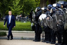 Phe Dân chủ giận dữ vì chuyến thăm nhà thờ của Tổng thống Trump