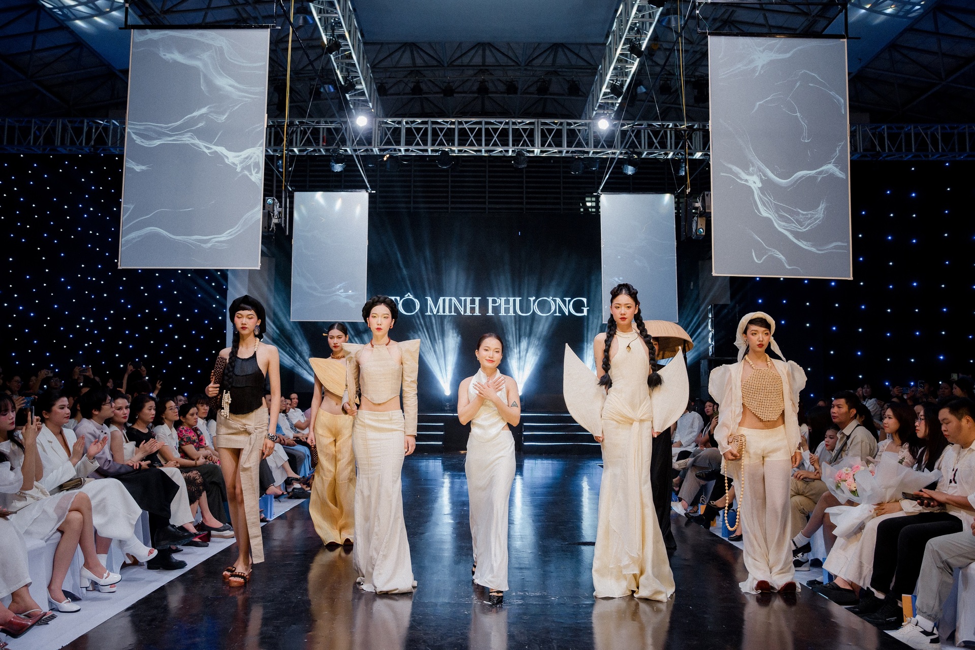 Bữa tiệc thời trang mãn nhãn của sinh viên Đại học Kiến trúc Hà Nội - 21 Bữa tiệc thời trang mãn nhãn của sinh viên Đại học Kiến trúc Hà Nội - 21