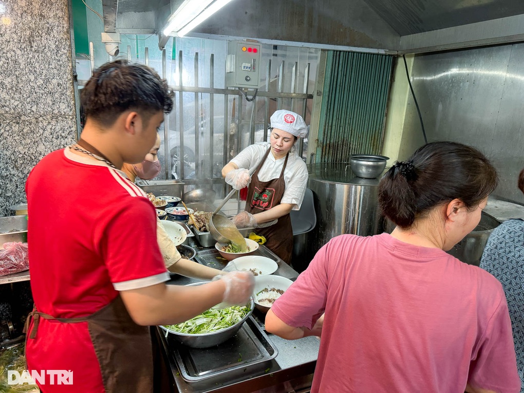 Quán phở xếp hàng... chỉ dành cho người kiên nhẫn ở Hà Nội - 2 Quán phở xếp hàng... chỉ dành cho người kiên nhẫn ở Hà Nội - 2