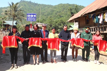 Khánh thành cây cầu mơ ước thứ 17, nâng bước chân bà con dân bản Na Kho