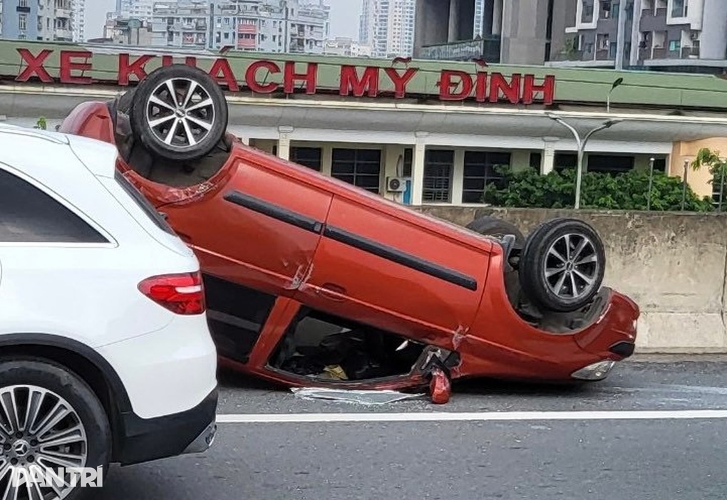 Ô tô phơi bụng ở đường trên cao sau cú đâm va với xe tải - 2 Ô tô phơi bụng ở đường trên cao sau cú đâm va với xe tải - 2