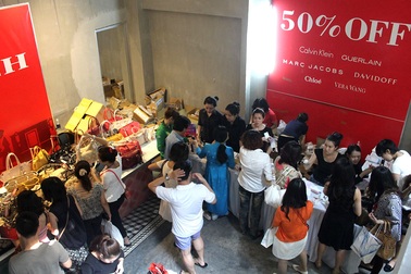 Hàng hiệu giảm giá “khủng” mùa cuối năm