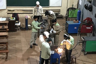 Học sinh miền núi thử làm sinh viên trường nghề