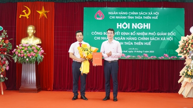 Ông Đào Bá Thuận (bên trái) được bổ nhiệm làm Phó Giám đốc Ngân hàng CSXH Chi nhánh tỉnh Thừa Thiên Huế