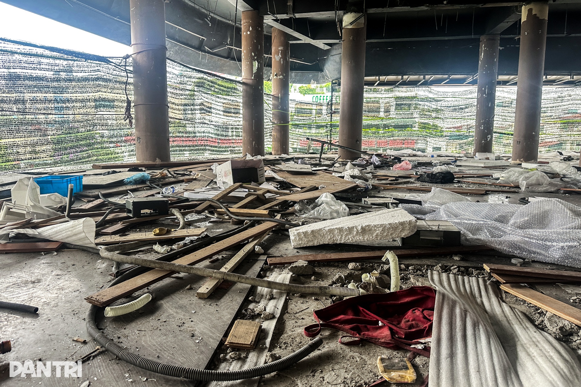 Cảnh tan hoang bên trong tòa nhà Hàm cá mập - 12