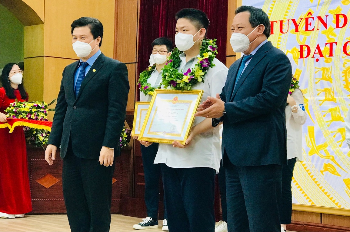 Hà Nội: Tuyên dương học sinh đoạt giải quốc tế năm học 2021-2022 - 1 Hà Nội: Tuyên dương học sinh đoạt giải quốc tế năm học 2021-2022 - 1