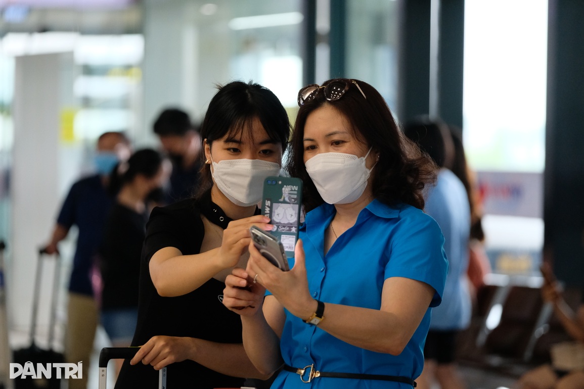 Hình ảnh khách đổ xô về Nội Bài đón chuyến bay đi nghỉ lễ 30/4-1/5 - 12 Hình ảnh khách đổ xô về Nội Bài đón chuyến bay đi nghỉ lễ 30/4-1/5 - 12