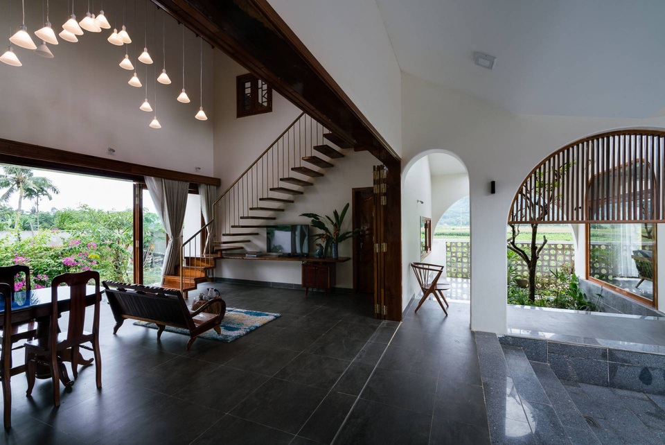 Ngôi nhà đẹp như resort con trai xây tặng bố mẹ giữa đồng quê ở Bình Định - 10