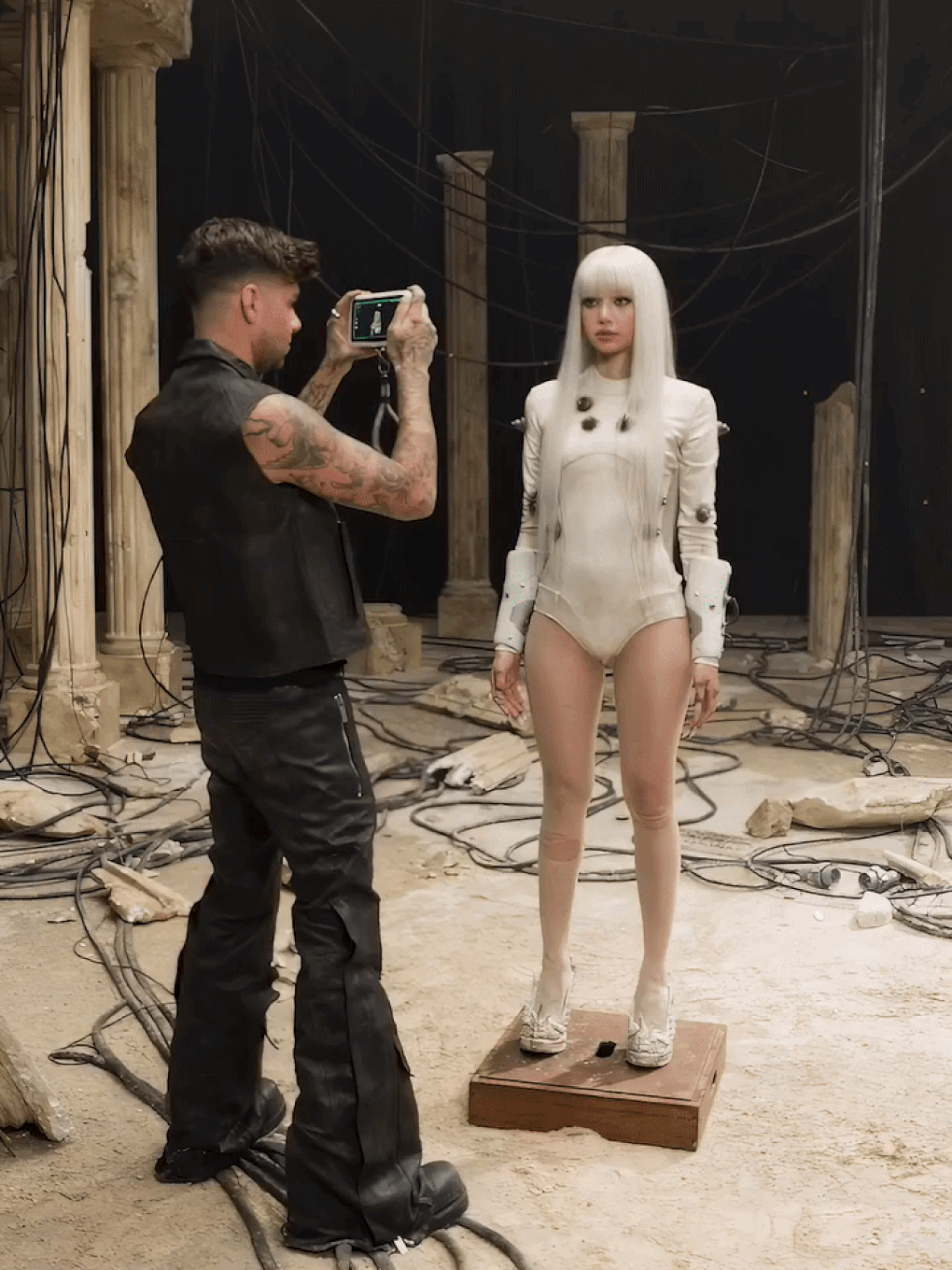 Tỷ lệ cơ thể hoàn hảo của “búp bê Thái Lan” Lisa gây sốt - 2