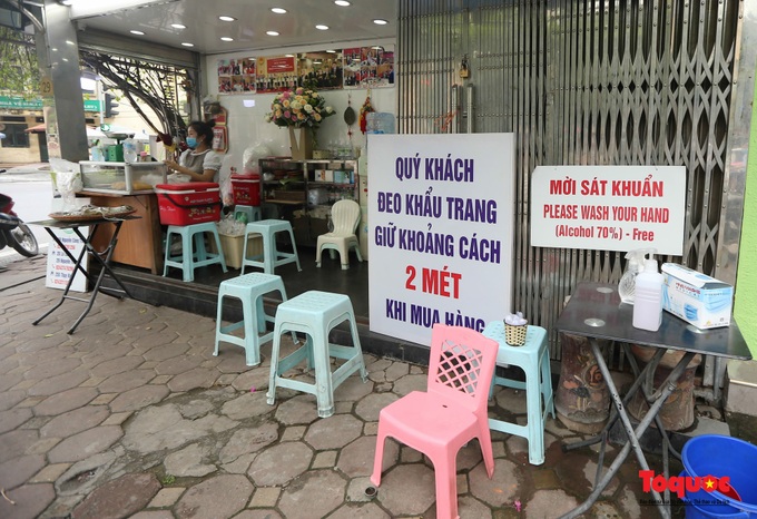 Hà Nội: Hàng quán dựng vách ngăn đảm bảo giãn cách phòng dịch Covid -19 - Ảnh 9. Hà Nội: Hàng quán dựng vách ngăn đảm bảo giãn cách phòng dịch Covid -19 - Ảnh 9.
