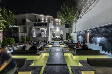 Quán cà phê "lênh đênh" xanh mát, khách ngồi thưởng trà giữa hồ bơi