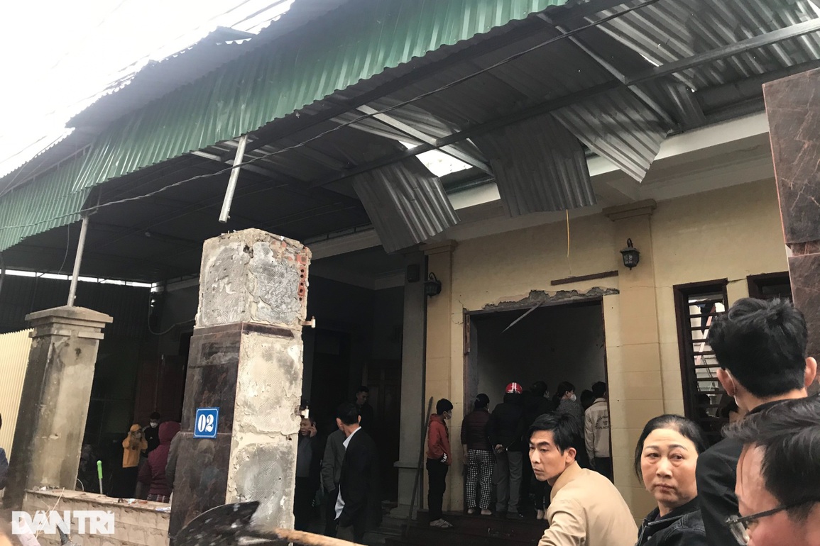 Vụ nổ như bom ở Nghệ An: Nạn nhân bỏng 80%, vợ con may mắn thoát nạn - 1 Vụ nổ như bom ở Nghệ An: Nạn nhân bỏng 80%, vợ con may mắn thoát nạn - 1