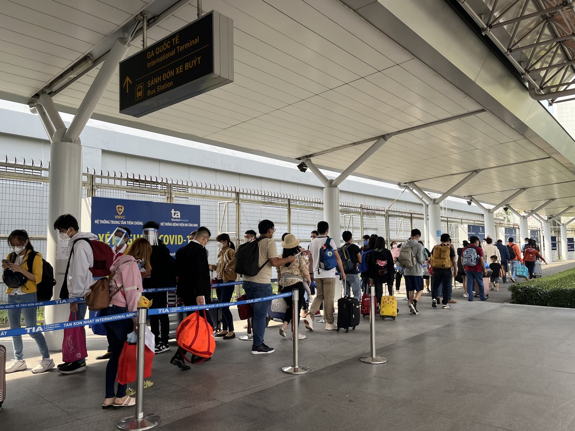 Mất tiền, vạ vật ở sân bay Tân Sơn Nhất vì bị đại lý đặt nhầm vé Tết - 3 Mất tiền, vạ vật ở sân bay Tân Sơn Nhất vì bị đại lý đặt nhầm vé Tết - 3