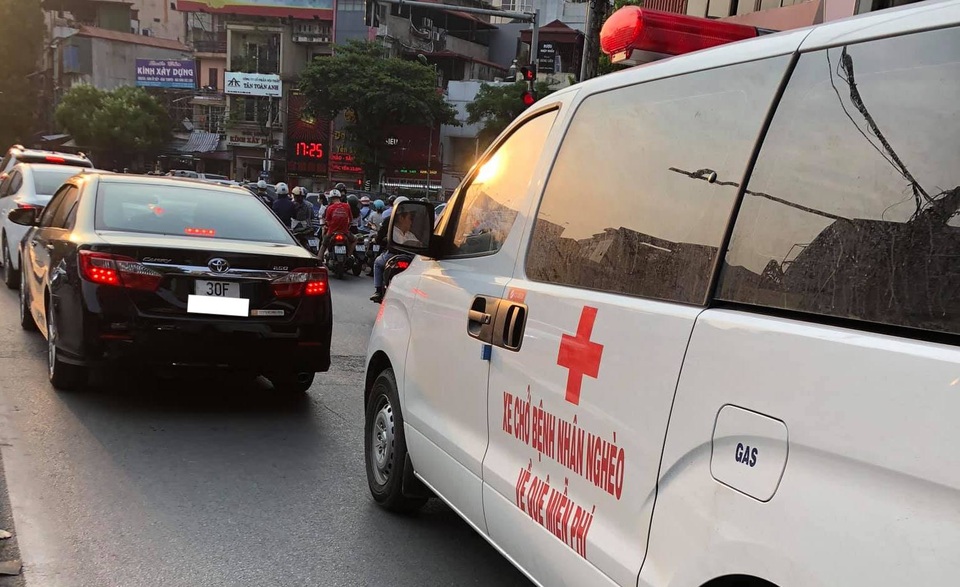 Ông Đoàn Ngọc Hải cùng xe chở miễn phí bệnh nhân nghèo ra tới Hà Nội - 4 Ông Đoàn Ngọc Hải cùng xe chở miễn phí bệnh nhân nghèo ra tới Hà Nội - 4