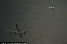 Cận cảnh Su-27 Nga chặn “pháo đài bay” B-52 Mỹ trên biển Baltic