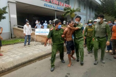Khống chế nam thanh niên mang xăng đốt bệnh viện