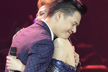 Thanh Thảo nghẹn lời ôm “tình cũ” Quang Dũng trên sân khấu