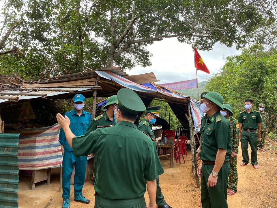 Biên phòng ngày đêm bám rừng ngăn người nhập cảnh trái phép mùa dịch - 6 Biên phòng ngày đêm bám rừng ngăn người nhập cảnh trái phép mùa dịch - 6