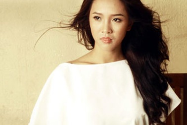 Người đẹp thời trang Thu Phương quyến rũ với áo trắng