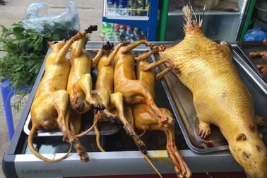 "Phù phép" thịt mèo thành cầy hương để lừa bán ở lễ hội Chùa Hương