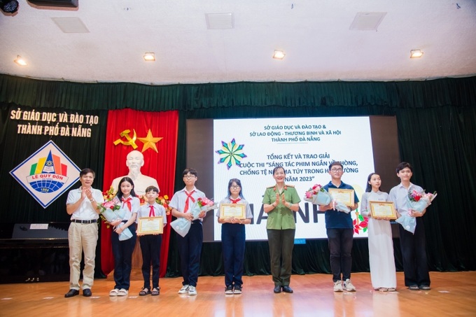 Trao giải cho các trường đạt giải nhì cuộc thi.