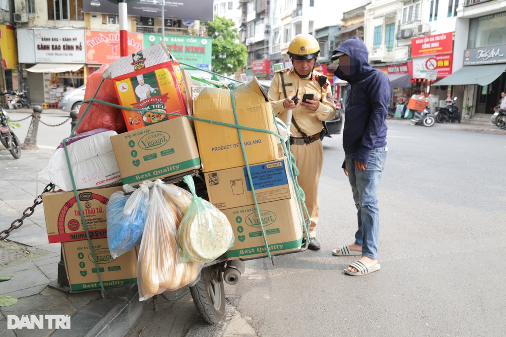 Che khuất biển số vì chở hàng cồng kềnh, shipper bất ngờ khi bị phạt nặng - 2 Che khuất biển số vì chở hàng cồng kềnh, shipper bất ngờ khi bị phạt nặng - 2