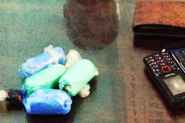 Bắt giữ 2 bố con nhét ma túy vào bao cao su đi tiêu thụ