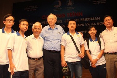 Hai món quà của giáo sư Nobel Vật lý