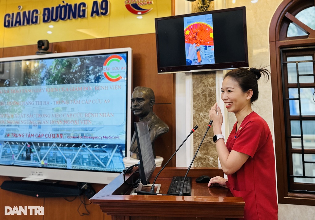 Điều dưỡng A9 Bạch Mai cứu bệnh nhân trong quán ăn được khen thưởng - 1 Điều dưỡng A9 Bạch Mai cứu bệnh nhân trong quán ăn được khen thưởng - 1