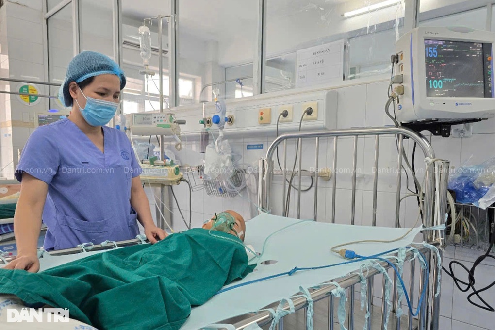 Ngã vào nồi cám lợn nóng, bé 3 tuổi dân tộc Mông bỏng 48% cơ thể - 4 Ngã vào nồi cám lợn nóng, bé 3 tuổi dân tộc Mông bỏng 48% cơ thể - 4