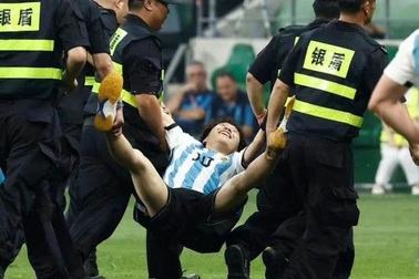 Liều mình xuống sân ôm Lionel Messi, CĐV Trung Quốc trả giá đắt