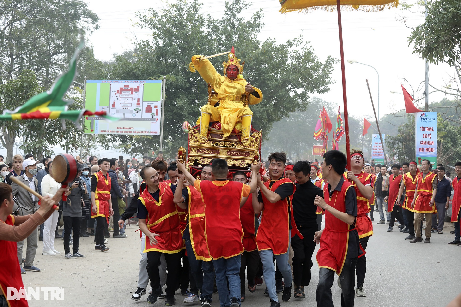 Tái hiện sinh động vua, chúa, quan tứ trụ về bái yết trong lễ hội ở Hà Nội - 12 Tái hiện sinh động vua, chúa, quan tứ trụ về bái yết trong lễ hội ở Hà Nội - 12