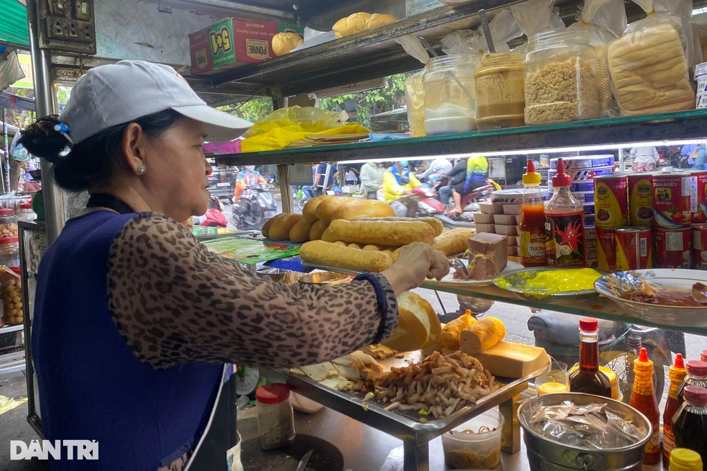 Từ quầy bánh mì bán ở bãi rác, bà chủ TPHCM nuôi 9 người em, mua 9 căn nhà - 3 Từ quầy bánh mì bán ở bãi rác, bà chủ TPHCM nuôi 9 người em, mua 9 căn nhà - 3