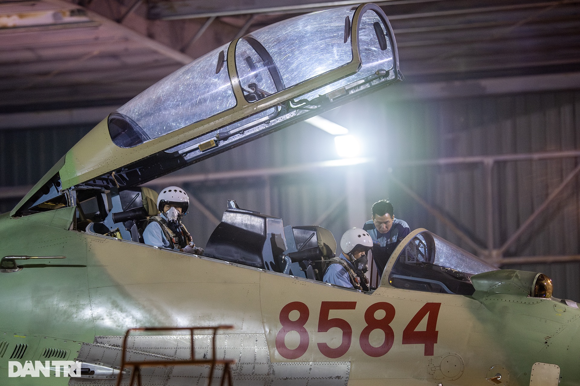 Chiêm ngưỡng hổ mang chúa SU-30MK2 xuất kích huấn luyện bay đêm - 3 Chiêm ngưỡng hổ mang chúa SU-30MK2 xuất kích huấn luyện bay đêm - 3