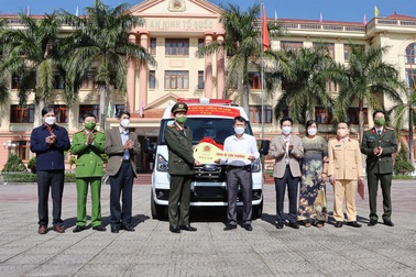Bộ trưởng Bộ Công an tặng xe cứu thương cho tỉnh Lai Châu