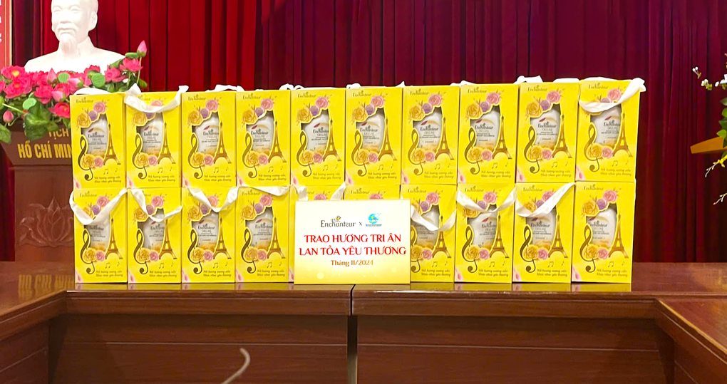 Enchanteur trao quà hương thơm ý nghĩa đến giáo viên vùng ảnh hưởng bão Yagi nhân 20/11 - 4 Enchanteur trao quà hương thơm ý nghĩa đến giáo viên vùng ảnh hưởng bão Yagi nhân 20/11 - 4