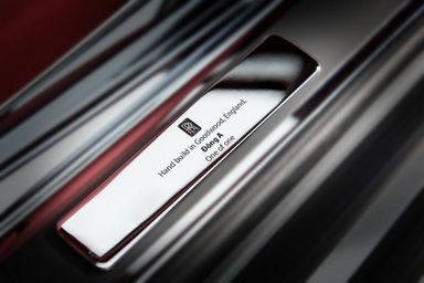 Rolls-Royce Phantom giá 83,8 tỉ đồng, Mercedes thu gọn danh mục sản phẩm