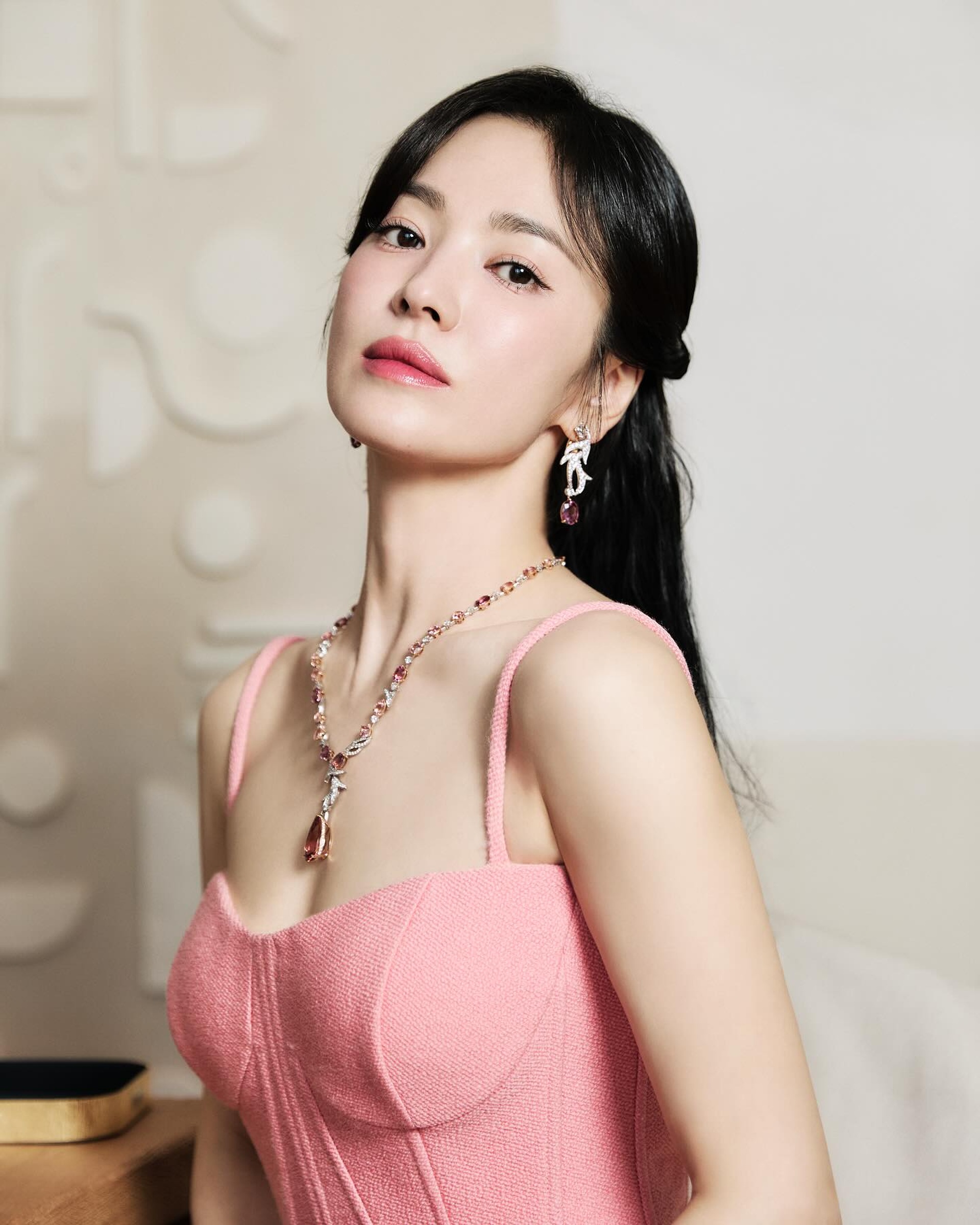 سونغ هي كيو ترتدي فستانًا مثيرًا بدون حمالات، مما يُظهر جمالها الخالد - 1 Song Hye Kyo diện váy cúp ngực gợi cảm, khoe nhan sắc không tuổi - 1