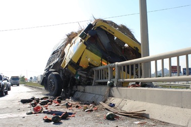 Xe tải chở dưa “ăn vạ” trên lan can cầu