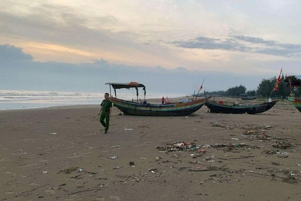 Phát hiện thi thể 2 nam sinh lớp 8 trên bờ biển - 1 Phát hiện thi thể 2 nam sinh lớp 8 trên bờ biển - 1