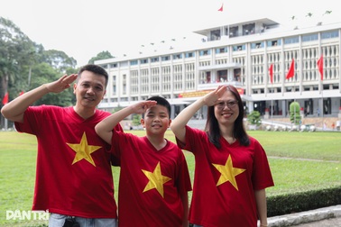 Người dân TPHCM lần đầu được tham gia chào cờ ở Dinh Độc Lập